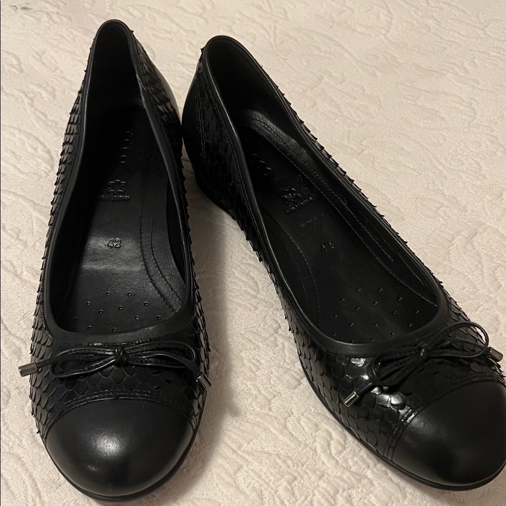 Ecco Black Textured Flats